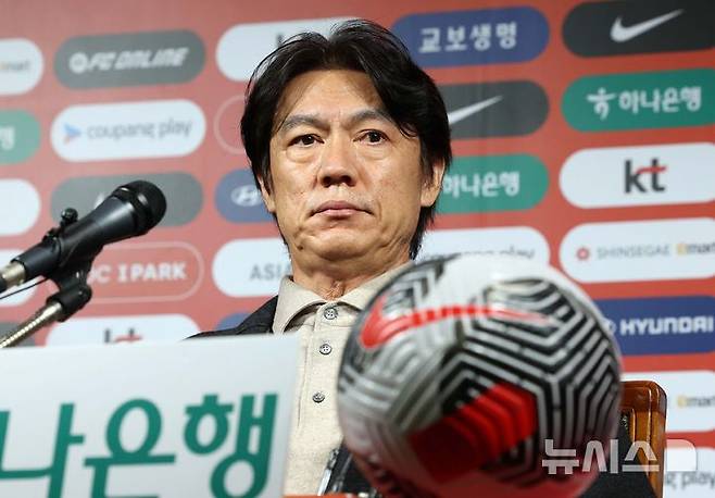 [서울=뉴시스] 고범준 기자 = 홍명보 한국 축구 국가대표팀 감독이 4일 서울 종로구 축구회관에서 2026 FIFA 북중미월드컵 아시아 3차 예선 5, 6차전에 나설 대표팀 명단 발표를 마치고 취재진 질문을 듣고 있다. 2024.11.04. bjko@newsis.com