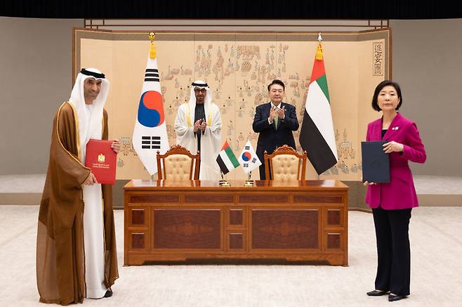 [서울=뉴시스] 윤석열 대통령과 모하메드 빈 자이드 알 나하얀 아랍에미리트연합국(UAE) 대통령이 지난 5월 29일 서울 용산 대통령실 청사에서 오영주 중소벤처기업부 장관과 타니 아흐메드 알 제유디 통상특임장관의 한-UAE 중소벤처위원회 신설 양해각서(MOU) 서명식에 배석, 기념촬영 하고 있다. (사진=대통령실 제공) 2024.05.29. photo@newsis.com *재판매 및 DB 금지