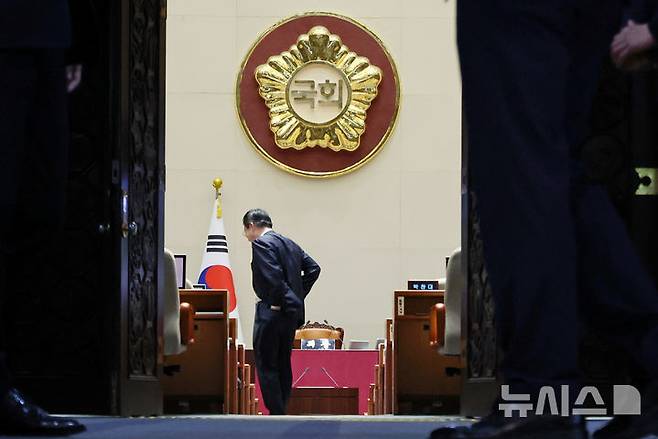 [서울=뉴시스] 조성우 기자 = 2025년도 예산안 및 기금운용계획안에 대한 정부의 시정연설이 예정된 4일 오전 서울 여의도 국회 본회의장에서 의원들이 오가고 있다.이날 시정연설은 한덕수 국무총리가 대독했다. 현직 대통령의 시정연설 불참은 박근혜 정부 이후 처음으로  2013년 이후 11년 만이다. 2024.11.04. xconfind@newsis.com