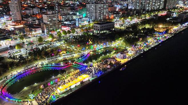 마산가고파국화축제 야간 전경. 창원시 제공