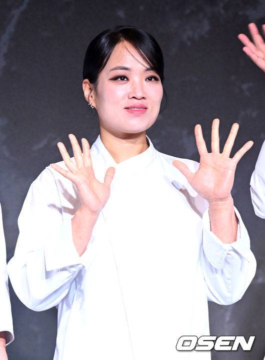 [OSEN=이대선 기자] 7일 오전 서울 호텔 나루 서울 엠갤러리에서 넷플릭스 '흑백요리사: 요리 계급 전쟁' TOP8 기자와의 ‘맛’남 행사가 열렸다.'흑백요리사'는 한국을 비롯해&nbsp;전 세계&nbsp;28개국 TOP 10에 오르며 지난달 17일 공개 이후 2주 연속 넷플릭스 글로벌 TOP 10 TV(비영어) 부문 1위를 기록했다.정지선이 취재진 질문을 듣고 있다. 2024.10.07 /sunday@osen.co.kr