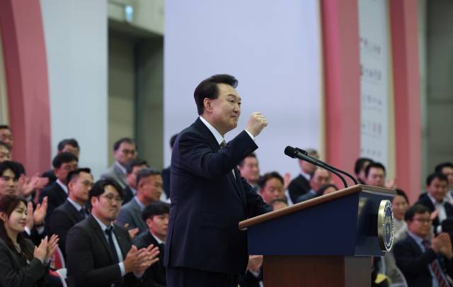 ▲윤석열 대통령이 31일 경기도 고양시 킨텍스에서 열린 '2024 대한민국 소상공인대회 개막식'에서 축사를 마친 뒤 소상공인들을 격려하고 있다. ⓒ연합뉴스