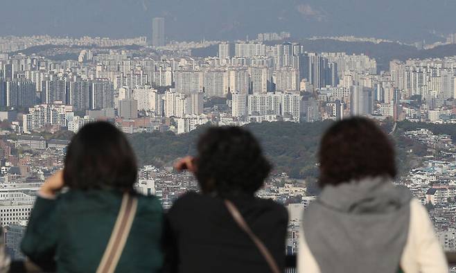 서울 남산에서 바라본 아파트 단지 모습. 뉴스1