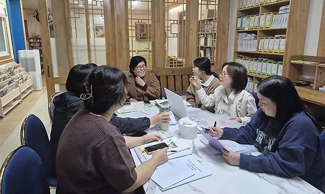 1일 충남 아산시 룸비니글로벌유치원에서 교사들이 원장실에 모여 행사 준비 등에 대해 회의를 하고 있다.