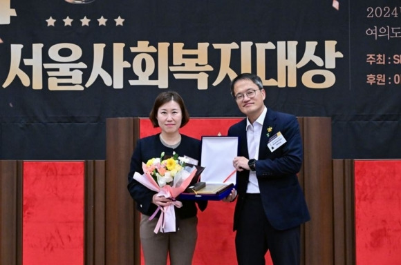 지난 1일 ‘2024년 제15회 서울사회복지대상’을 수상한 이승미 서울시의원과 박주민 더불어민주당 국회의원이 시상 후 기념 촬영을 하고 있다.