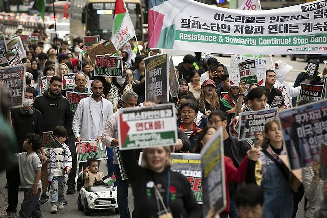 ‘가자지구 학살 1년, 10·6 국제 행동의 날’ 집회에 참가한 시민들이 구호를 외치며 행진하고 있다.ⓒ시사IN 이명익