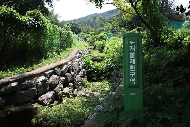 정부가 부동산 관계장관회의를 통해 서울과 수도권의 그린벨트를 활용해 올해 5만 가구, 내년 3만 가구 규모의 신규 택지 후보지를 발표하겠다고 밝힌 가운데 서울 그린벨트 지역 중 하나인 서초구 내곡동의 한 마을에 개발제한구역 안내문이 설치되어 있다. ⓒ시사저널 임준선