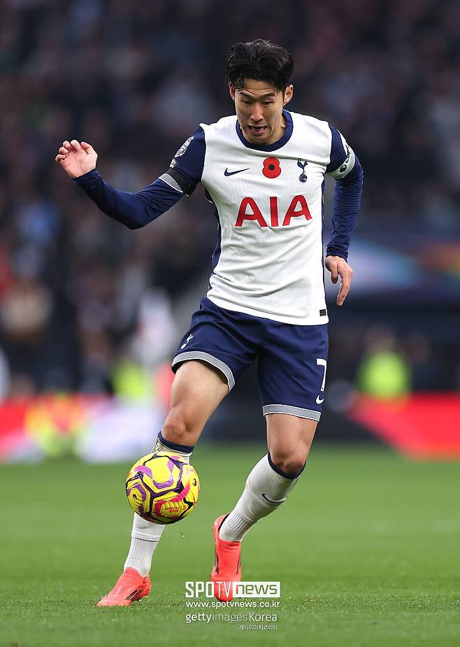 ▲&nbsp;포스테코글루 감독은 "손흥민은 오늘 그 이상 뛰지 않을 예정이었다. 그는 부상을 당했다가 복귀했기 때문이다. 지난 경기에서 60분을 뛰고 피로감을 느꼈다. 그래서 경기 상황과 관계없이 55분에서 60분 정도만 뛰게 할 계획이었다"라고 말했다.&nbsp;이어 "좋은 점은 그가 중요한 기여를 했다는 점이다. 우리의 첫 골을 위해 훌륭한 패스를 건넸다. 우리는 앞으로 더 많은 경기가 기다리고 있고, 손흥민이 필요하다. 그래서 그는 절대 그 이상 뛰지 않을 예정이었다"라고 덧붙였다.