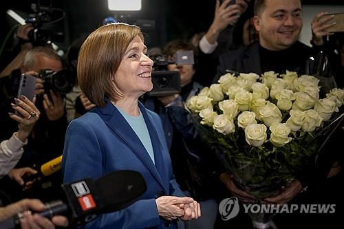 대선 결선투표 결과에 기뻐하는 마이아 산두 몰도바 대통령 [AP=연합뉴스]