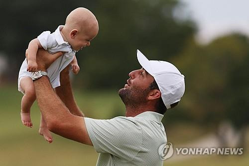 셰플러와 아들 베넷. [AFP/게티이미지=연합뉴스]