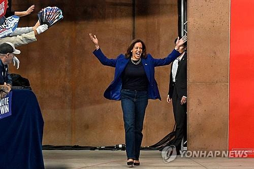 청바지 입고 유세 나서는 해리스 부통령 [AFP=연합뉴스 자료사진. 재판매 및 DB 금지]