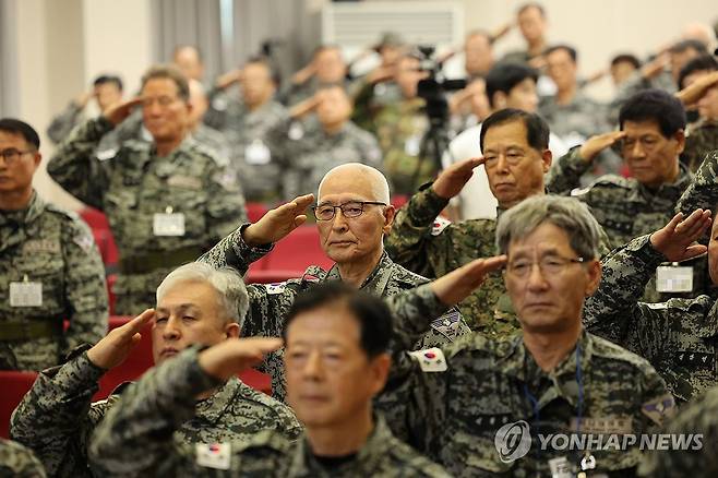 '안보에 나이 없다' (춘천=연합뉴스) 이진욱 기자 = 노인들이 모여 예비병력이 되겠다며 창단한 '시니어 아미' 회원들이 4일 오후 춘천과학화예비군훈련장에서 훈련에 앞서 국기에 경례하고 있다. 2024.11.4 cityboy@yna.co.kr