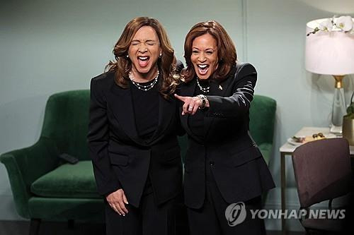 SNL 깜짝 출연한 해리스 (뉴욕 AFP=연합뉴스) 미국 민주당 대통령후보인 카멀라 해리스 부통령(오른쪽)이 여배우 마야 루돌프(왼쪽)과 NBC방송의 인기 코미디 프로그램 '새터데이 나이트 라이브'(SNL)에 2024년 11월 2일 밤 출연한 모습. 2024.11.4.