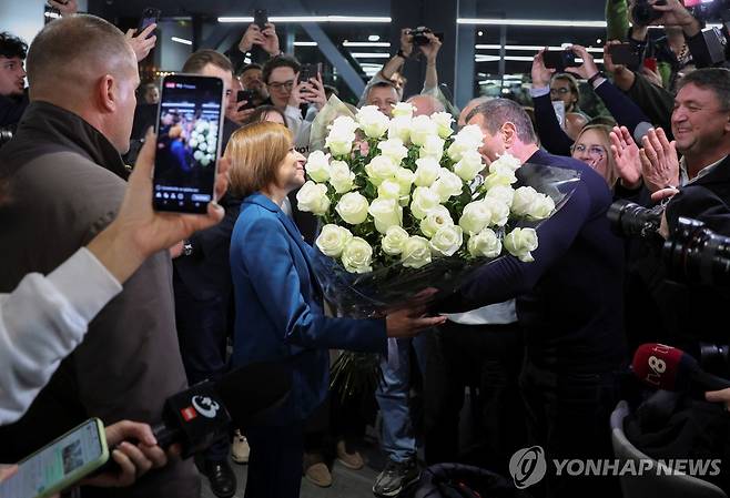 축하 꽃다발 받는 마이아 산두 몰도바 대통령 [로이터 연합뉴스. 재판매 및 DB 금지]