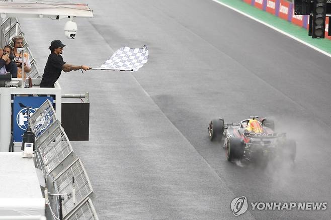 가장 먼저 체커기를 받은 막스 페르스타펀의 머신 [AP=연합뉴스]