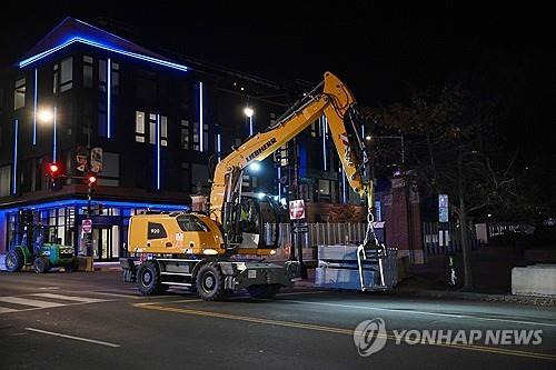 하워드대 주변에 보안 경계물이 설치되는 모습 [AFP 연합뉴스. 재판매 및 DB 금지]