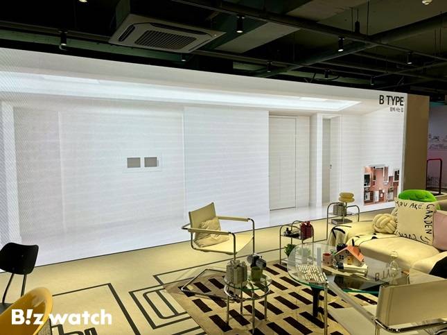 뉴홈 팝업 2층 내 마련된 공간. 거실 자리엔 테이블과 소파가 있었다. LED 화면엔 실제 뉴홈 평면 구조가 재생되고 있었다. /사진=김진수 기자