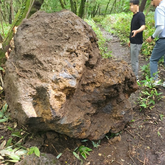 지난 7월22일 한라산국립공원 내 계곡에서 절취된 약 4톤 규모의 자연석. 사진=뉴스1(제주자치경찰단 제공)