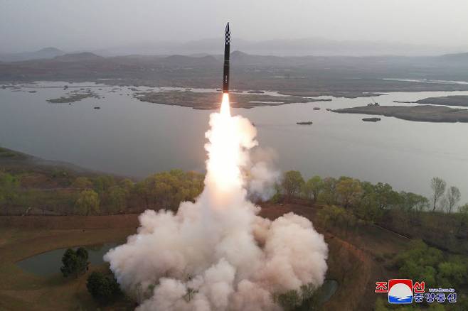 북한의 대륙간탄도미사일(ICBM) 화성-18형 발사 모습 (사진=연합뉴스)