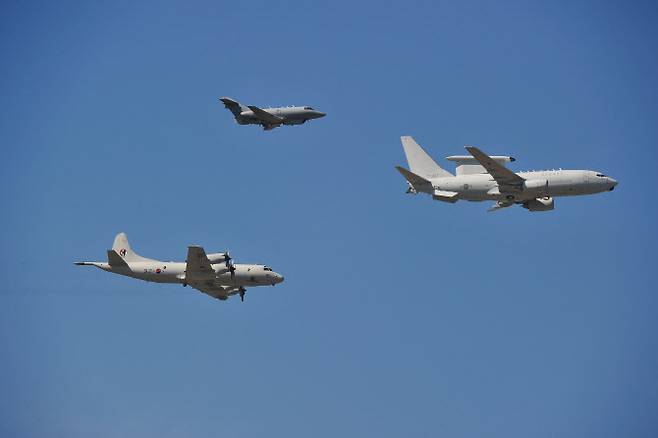 2013년 9월 27일 65주년 국군의 날 행사에서 대한민국 국군의 RC-800(위), P-3C 오리안(좌), E-737 피스아이 등 군 항공기가 서울 공군기지 상공을 비행하고 있다.(사진=AFP)