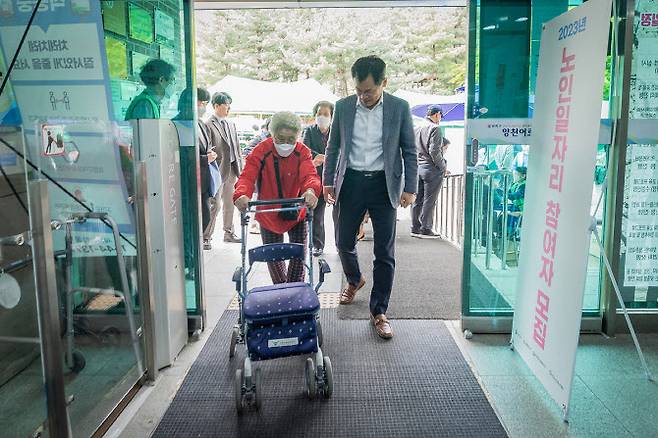 이기재 양천구청장(오른족)이 보행기를 이용하시는 어르신과 복지관에 입장하고 있다.(사진=양천구)