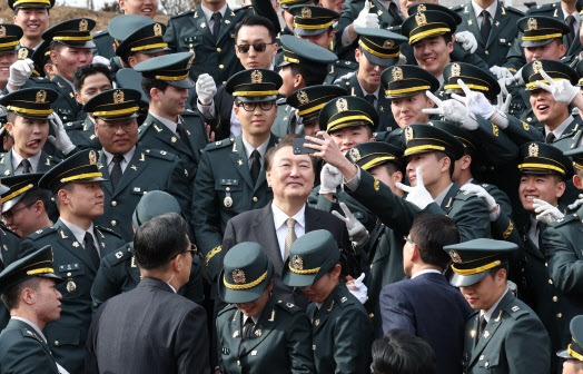 윤석열 대통령이 지난 2월 28일 충북 괴산군 육군학생군사학교에서 열린 2024년 학군장교 임관식 뒤 임관 소위들과 함께 기념촬영을 하고 있다. (사진=연합뉴스)