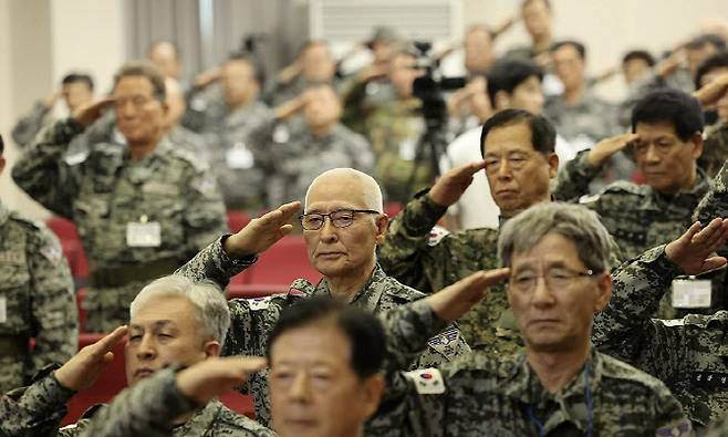 4일 오후 춘천과학화예비군훈련장에서 훈련에 앞서 국기에 경례하고 있는 ‘시니어 아미’ 회원들.(사진=연합뉴스)