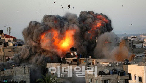 이스라엘군 로켓 공습을 받고 있는 가자지구 (AFP=연합뉴스)