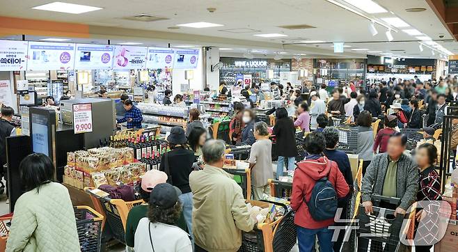 쇼핑축제 '쓱데이'가 개막한 1일 서울 용산구 이마트 용산점에서 고객들이 결제를 기다리며 줄 서 있다. (이마트 제공) 2024.11.1/뉴스1