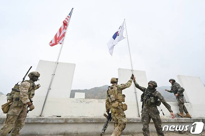 한미 연합TF 장병들이 태극기와 성조기를 함께 게양하고 있다. (육군 제공)