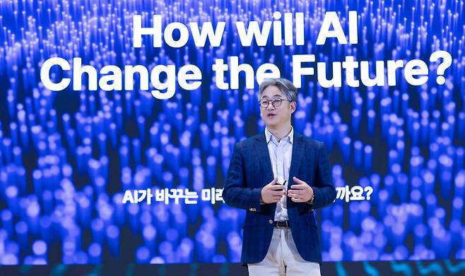 SK텔레콤이 'SK AI  서밋 2024'에서 글로벌향 AI 에이전트 '에스터'를 공개하고 글로벌 AI 시장 진출을 본격화한다고 5일 밝혔다.  사진은 정석근 SK텔레콤 글로벌·AI테크사업부장(부사장)이 주제 발표를 진행하는 모습. (SK텔레콤 제공)