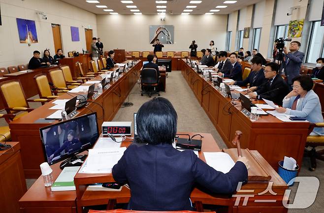 최민희 국회 과학기술정보방송통신위원회 위원장이 5일 오전 서울 여의도 국회에서 열린 전체회의에서 한국방송공사 사장후보자(박장범) 인사청문회 이틀 개최에 항의하며 여당 위원들이 퇴장한 가운데 청문회 실시계획서를 채택하고 있다. 2024.11.5/뉴스1 ⓒ News1 안은나 기자