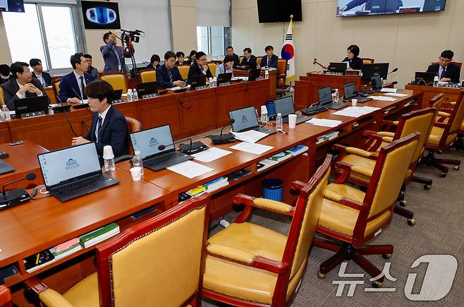 최민희 국회 과학기술정보방송통신위원회 위원장이 5일 오전 서울 여의도 국회에서 열린 전체회의에서 한국방송공사 사장후보자(박장범) 인사청문회 이틀 개최에 항의하며 여당 위원들이 퇴장한 가운데 청문회 실시계획서를 채택하고 있다. 2024.11.5/뉴스1 ⓒ News1 안은나 기자