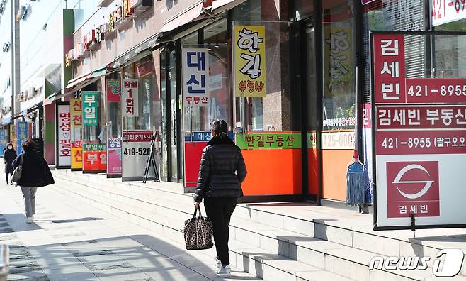 시민들이 16일 서울의 부동산 공인중개사 밀집 지역을 지나고 있다. /뉴스1 ⓒ News1 김진환 기자