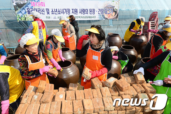 17일 오전 서울 서초구 원지동 대원농장에서 열린 제19회 홀로어르신 및 소년소녀가장 지원 사랑의 된장-간장 담그기'에서 참가자들이 장 담그기에 나서고 있다. 2017.3.17/뉴스1 ⓒ News1 임세영 기자