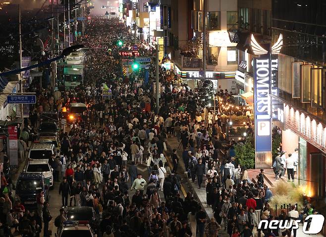 부산 수영구 광안리해수욕장 일대에서 열린 '제18회 부산불꽃축제'를 찾은 관람객들이 관람을 마치고 빠져나가고 있다. 2023.11.4/뉴스1 ⓒ News1 윤일지 기자