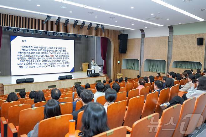 충주시 홍보담당관 김선태 주무관이 5일 도교육청 6층 대강당에서 도교육청 직원 및 인근 지역 교직원을 대상으로 ‘2024년 적극행정 교육’을 실시했다.(도교육청 제공)