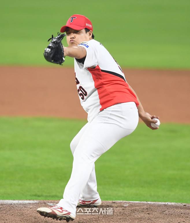 KIA 투수 장현식이 광주-기아 챔피언스 필드에서 열린 삼성과 2024 KBO 한국시리즈 5차전 7회 역투하고 있다. 광주 | 최승섭기자 thunder@sportsseoul.com