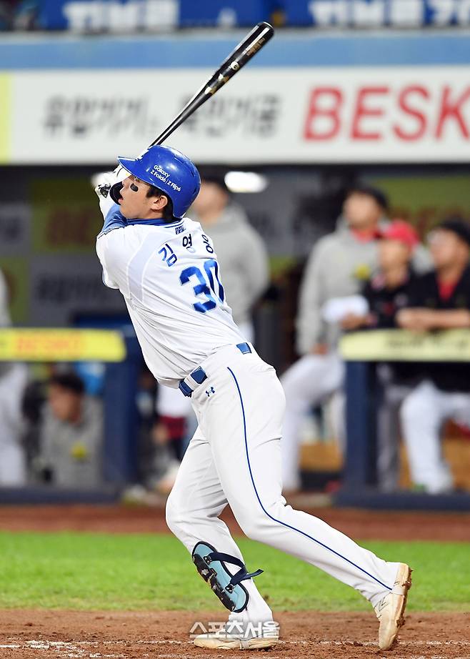 삼성 김영웅이 대구삼성라이온즈파크에서 열린 2024 KBO 한국시리즈 3차전 KIA전에서 솔로포를 때리고 있다. 대구 | 박진업 기자 upandup@sportsseoul.com