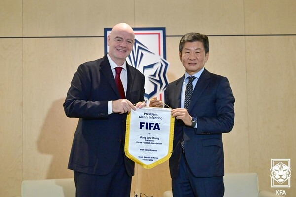 대한축구협회 정몽규 회장이 28일 사무실을 방문한 국제축구연맹(FIFA)의 지안니 인판티노 회장과 기념 촬영을 하고 있다. 사진┃대한축구협회