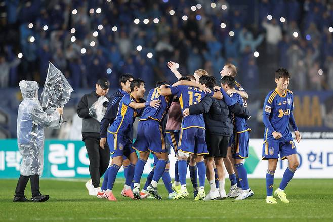 울산문수축구경기장/ K리그1/ 파이널A/ 울산HDFC vs 강원FC/ 울산 단체/ 스크럼/ 경기종료/ 승리/ 우승확정/ 환호/ 기쁨/ 사진 김재훈