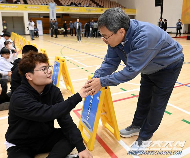 제3회 서울림운동회가 2일 서울대학교 종합체육관에서 열렸다. 정근식 서울시교육감이 관악고등학교 학생들과 인사를 나누고 있다. 허상욱 기자 wook@sportschosun.com/2024.11.02/