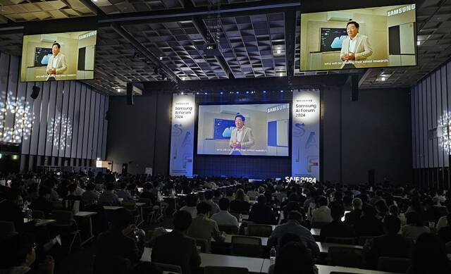 한종희 삼성전자 대표이사 부회장이 '삼성 AI 포럼 2024'에서 개회사를 하고 있다. /삼성전자