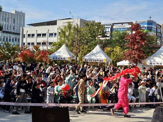 구리문화재단의 ‘2024 구구구페스타’가 지난 2일 갈매동, 수택1동과 함께하는 축제를 끝으로 올해의 모든 여정을 마무리했다. 구리문화재단 제공