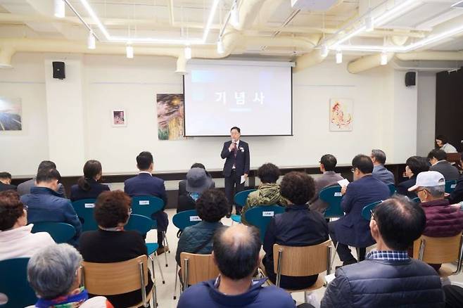 강수현 양주시장이 지난 4일 양주시 도시재생 1호 거점시설, 와글와글센터개관식에 참석해 인사말을 하고 있다. 양주시 제공