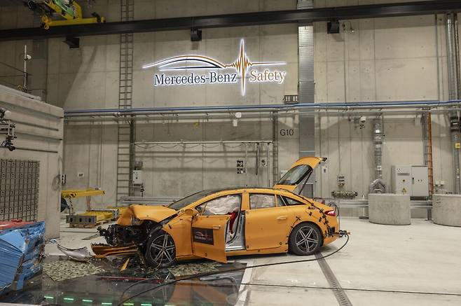 메르세데스-벤츠 EQS 충돌 테스트 장면과 충돌테스트에 사용하는 더미 / 사진=메르세데스-벤츠