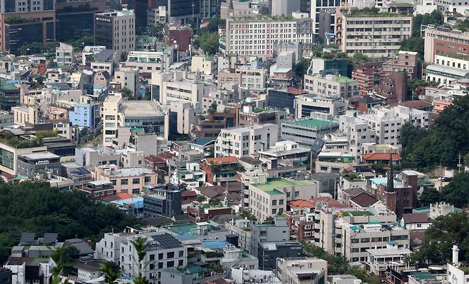 서울 중구 남산에서 바라본 도심 아파트 단지와 빌라촌. /뉴스1