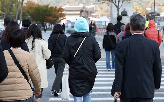 아침 기온이 10도 가량 떨어져 5도 내외의 쌀쌀한 날씨를 보인 5일 서울 세종대로 광화문사거리에서 시민들이 두터운 외투를 입은 채 출근길을 서두르고 있다. /뉴스1