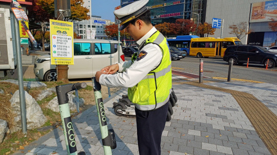 대전둔산경찰서와 대전자치경찰위원회는 4일 오전 서구 큰마을네거리 등 유동인구가 많은 구역에서 개인형이동장치(PM)의 안전 이용 문화 확산과 교통 법규 준수를 위한 현장 단속 및 홍보활동을 실시했다.