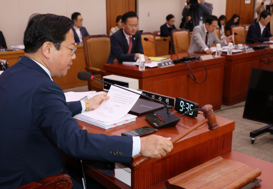 5일 국회에서 열린 법제사법위원회 법안심사제1소위원회에서 김승원 소위원장이 의사봉을 두드리고 있다. 연합뉴스